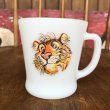 画像2: Vintage Fire King EXXON Esso Tiger D handle Mug (B414) (2)