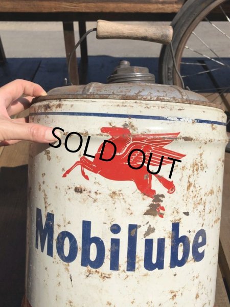 画像7: Vintage Mobil 5GL Motor Gas/Oil Can (B452)  (7)