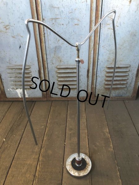 画像2: Vintage Metal Hanger Shirt Stand (B830) (2)