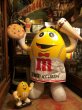 画像1: Vintage M&Ms Yellow Huge INFLATABLE (B822)  (1)