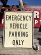 画像1: Vintage Road Sign EMERGENCY VEHICLE PARKING ONLY (B224)  (1)