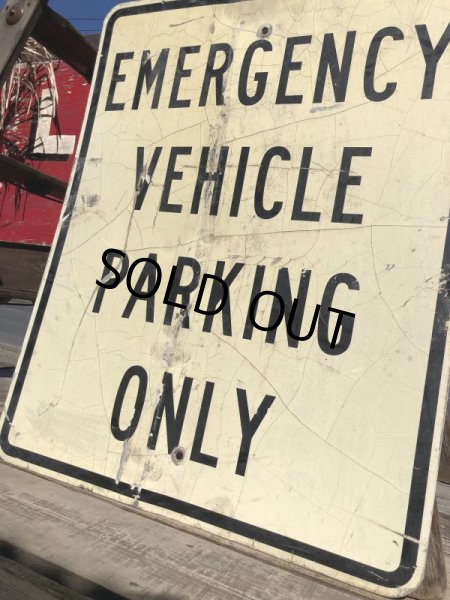 画像2: Vintage Road Sign EMERGENCY VEHICLE PARKING ONLY (B224)  (2)