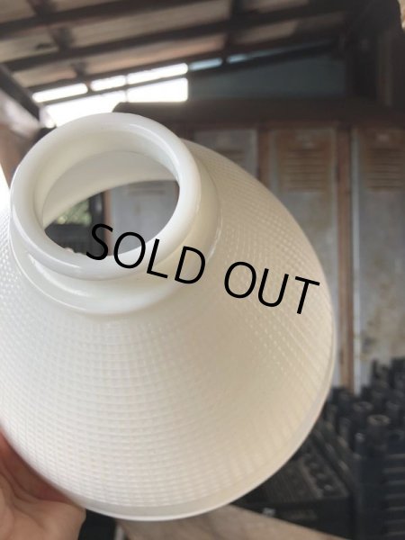 画像2: Vintage U.S.A White Milk Glass Lamp Shade Globe (B374) (2)