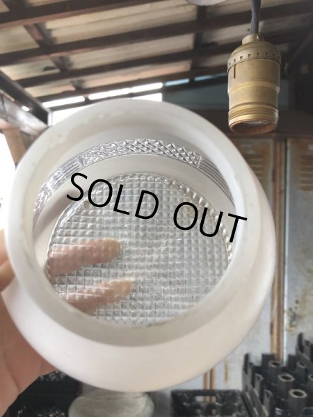 画像2: Vintage U.S.A White Milk Glass Lamp Shade Globe (B375) (2)