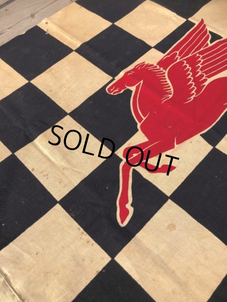 画像16: 50s Vintage Mobil Original Flying Red Hors Speedway Race Checkered Flag (B609) (16)