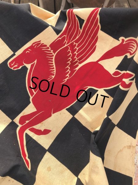 画像4: 50s Vintage Mobil Original Flying Red Hors Speedway Race Checkered Flag (B609) (4)