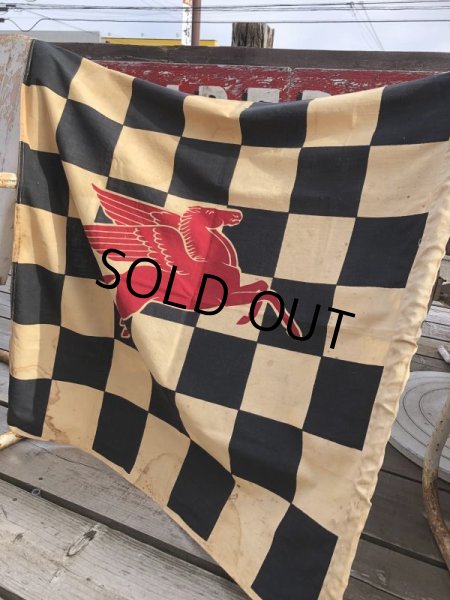 画像9: 50s Vintage Mobil Original Flying Red Hors Speedway Race Checkered Flag (B609) (9)