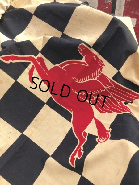 画像5: 50s Vintage Mobil Original Flying Red Hors Speedway Race Checkered Flag (B609) (5)
