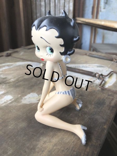 画像2: Vintage Betty Boop Kneeling Wearing Stripe Bikini Figurine (C288) (2)