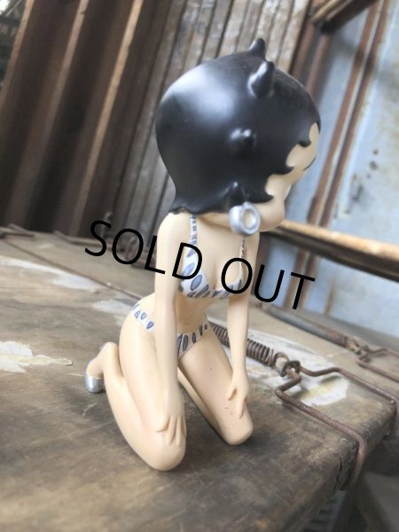 画像5: Vintage Betty Boop Kneeling Wearing Stripe Bikini Figurine (C288) (5)