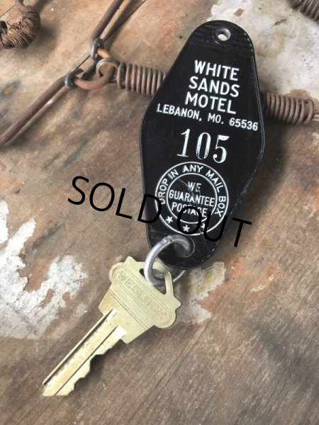 画像1: Vintage Motel Key WHITE SANDS MOTEL #105 (C336) (1)