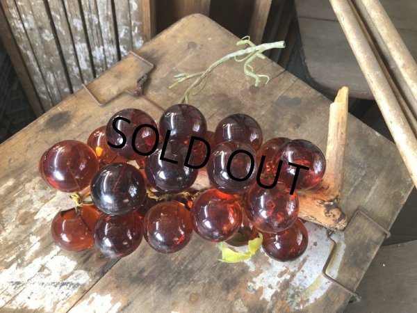 画像5: Vintage Mid-Century Lucite Acrylic Amber Grapes on Driftwood Base (B499) (5)