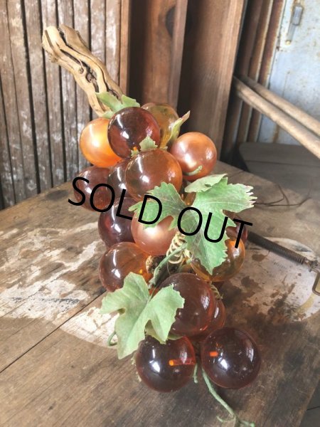 画像4: Vintage Mid-Century Lucite Acrylic Amber Grapes on Driftwood Base (B498) (4)