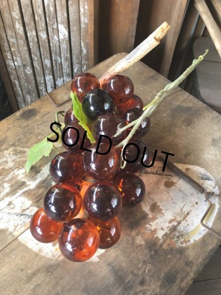 画像3: Vintage Mid-Century Lucite Acrylic Amber Grapes on Driftwood Base (B499) (3)