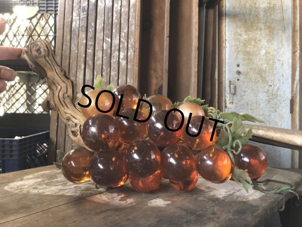 画像5: Vintage Mid-Century Lucite Acrylic Amber Grapes on Driftwood Base (B498) (5)