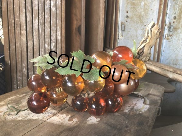 画像1: Vintage Mid-Century Lucite Acrylic Amber Grapes on Driftwood Base (B498) (1)