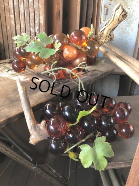 画像18: Vintage Mid-Century Lucite Acrylic Amber Grapes on Driftwood Base (B498) (18)