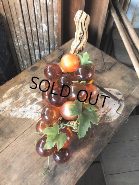 画像3: Vintage Mid-Century Lucite Acrylic Amber Grapes on Driftwood Base (B498) (3)