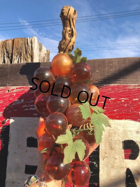 画像14: Vintage Mid-Century Lucite Acrylic Amber Grapes on Driftwood Base (B498) (14)