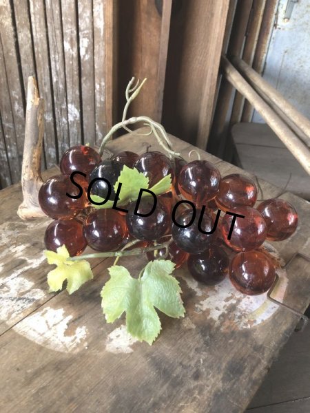 画像1: Vintage Mid-Century Lucite Acrylic Amber Grapes on Driftwood Base (B499) (1)