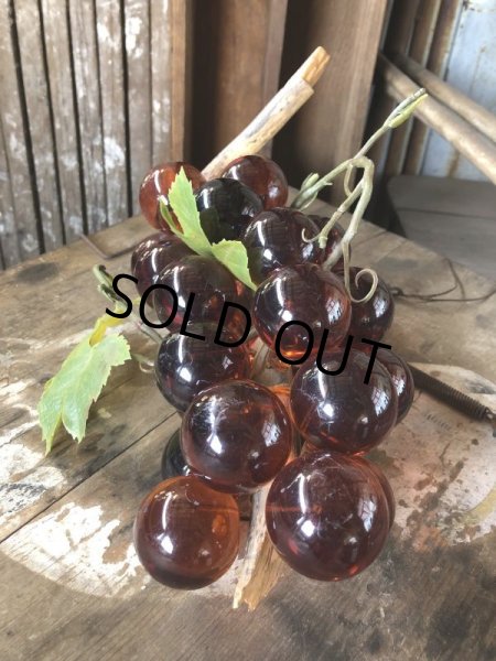 画像2: Vintage Mid-Century Lucite Acrylic Amber Grapes on Driftwood Base (B499) (2)