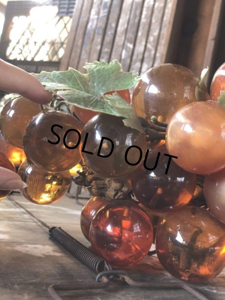 画像12: Vintage Mid-Century Lucite Acrylic Amber Grapes on Driftwood Base (B498) (12)