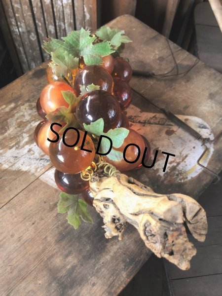 画像8: Vintage Mid-Century Lucite Acrylic Amber Grapes on Driftwood Base (B498) (8)