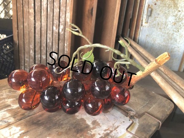 画像4: Vintage Mid-Century Lucite Acrylic Amber Grapes on Driftwood Base (B499) (4)