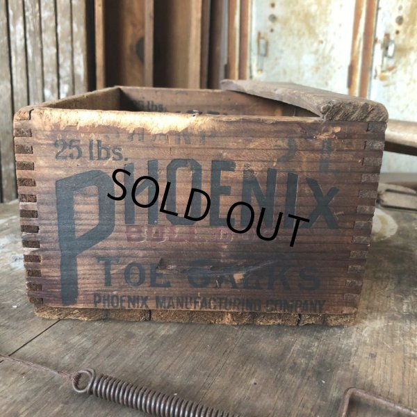 画像16: Antique Phoenix Bull Gog Toe Calks Wooden Box (B667) (16)