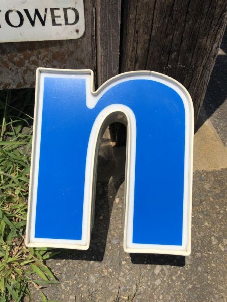 画像1: Vintage Advertising Store Display Letters Sign Blue “ n ” (M025)  (1)