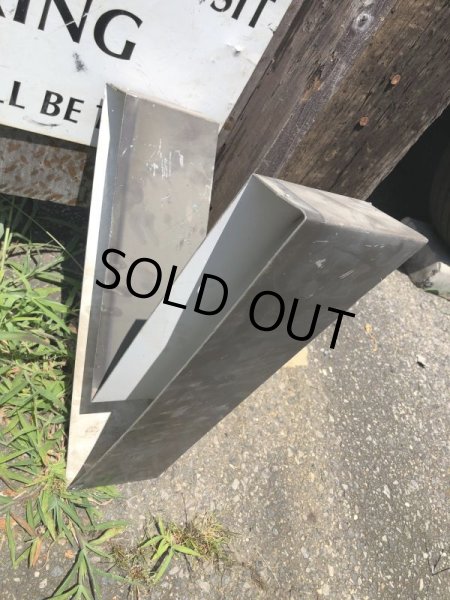 画像2: Vintage Advertising Store Display Letters Sign “ V ” (M010)  (2)