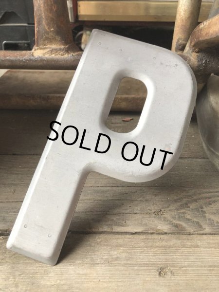 画像2: Vintage USA Original Movie Theatre Marquee Letter Signs “ P ”  (M238)  (2)