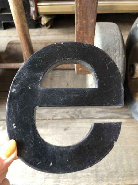 画像1: Vintage Advertising Store Display Letters Sign “ e ”  (M226)  (1)