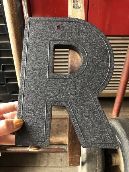 画像1: Vintage USA Original Movie Theatre Marquee Letter Signs “ R ”  (M242)  (1)