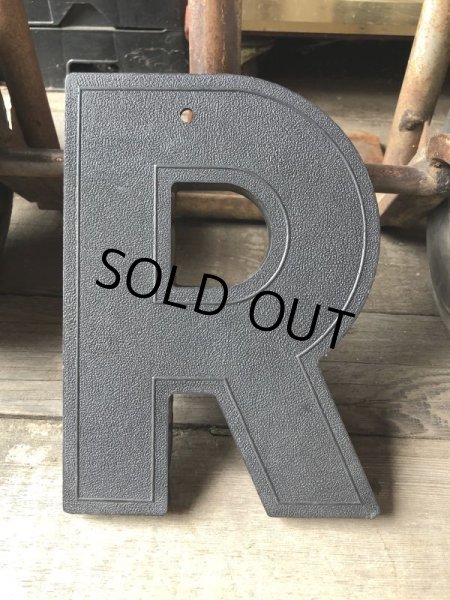 画像2: Vintage USA Original Movie Theatre Marquee Letter Signs “ R ”  (M242)  (2)