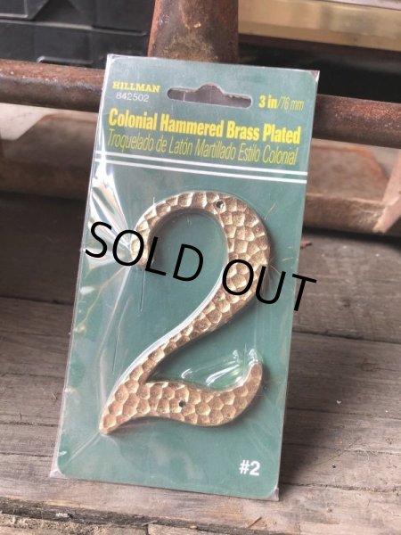 画像2: Vintage Hillman 3-Inch Colonial Hammersd Brass Plated House Number 2 (M214)  (2)