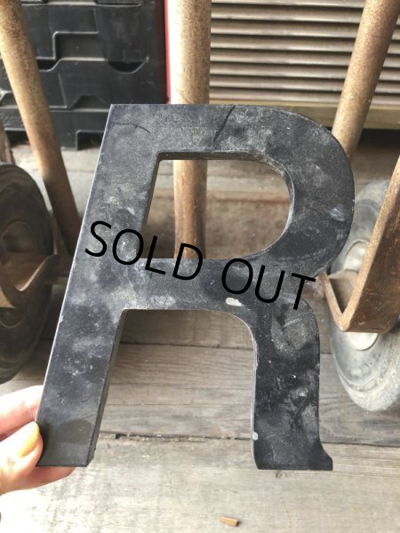 画像1: Vintage Advertising Store Display Letters Sign “ R ”  (M218)  (1)