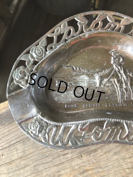 画像2: Vintage Souvenir Metal Tray Ashtray LONE BANDIT TRADING POST (R034) (2)