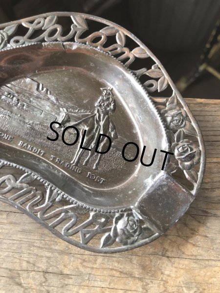 画像4: Vintage Souvenir Metal Tray Ashtray LONE BANDIT TRADING POST (R034) (4)