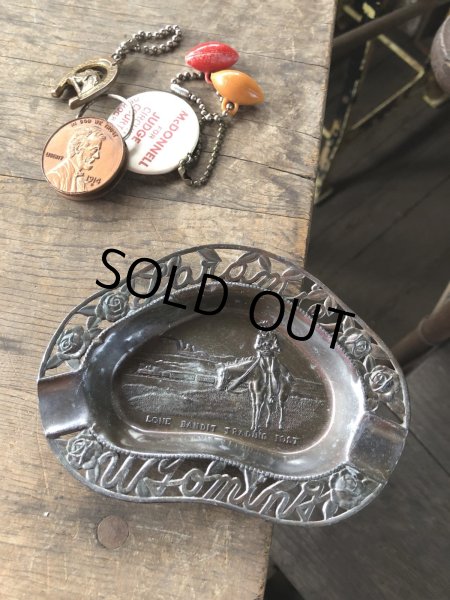 画像1: Vintage Souvenir Metal Tray Ashtray LONE BANDIT TRADING POST (R034) (1)