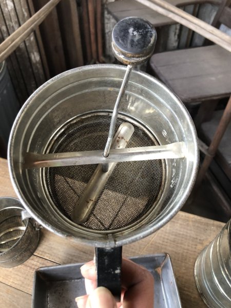 画像2: Vintage USA Kitchenware WATKINS TRIPLE SIFTER (R431)  (2)