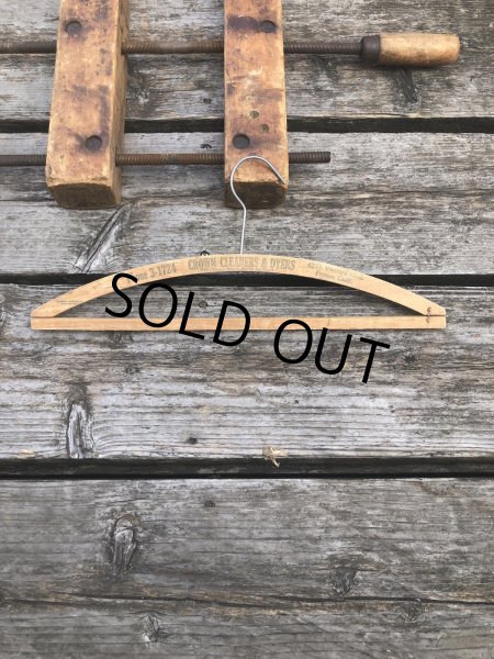 画像2: Vintage USA Advertising Wood Hanger CROW CLEANERS & DYERS CLEAN CLEANERS (R861) (2)