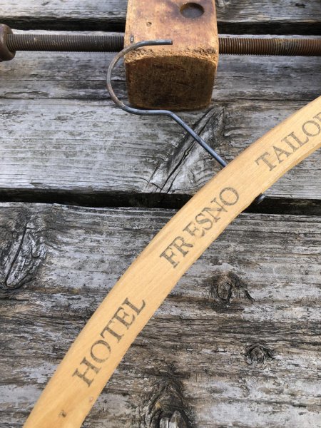 画像3: Vintage USA Advertising Wood Hanger HOTEL FRESNO TAILOR SHOP (R870) (3)