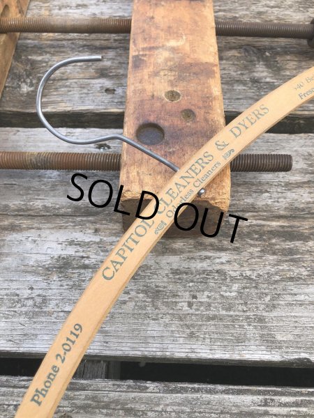 画像1: Vintage USA Advertising Wood Hanger CAPITOL CLEANERS &DYERS (R874) (1)