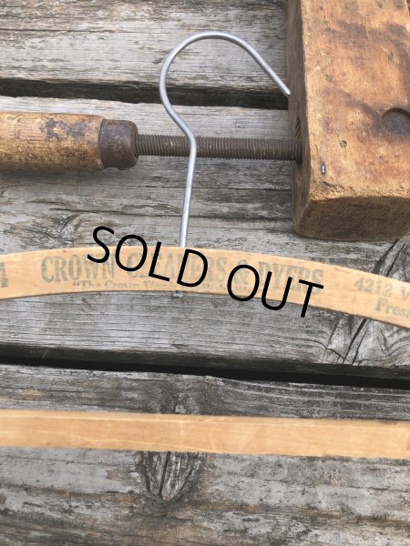 画像1: Vintage USA Advertising Wood Hanger CROW CLEANERS & DYERS CLEAN CLEANERS (R861) (1)