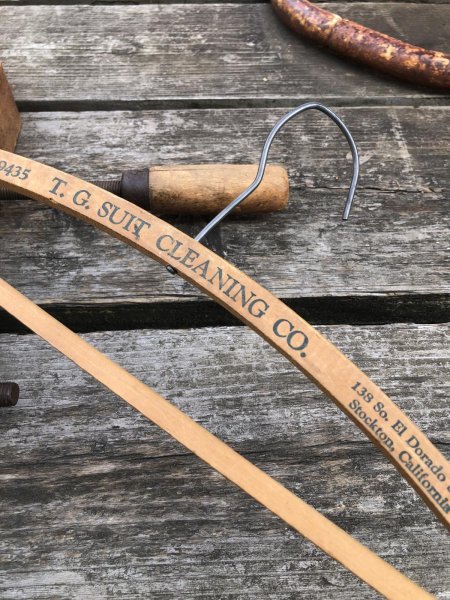 画像1: Vintage USA Advertising Wood Hanger T.G. SUIT CLEANING CO. (R859) (1)