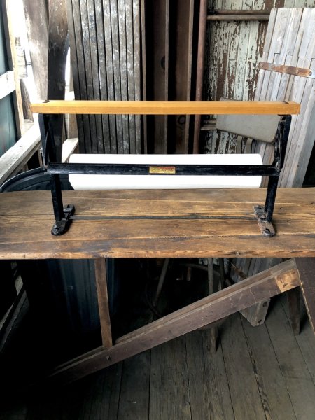 画像1: Vintage General Store Counter Top Paper Roll Holder Cutter Dispenser (A123)  (1)