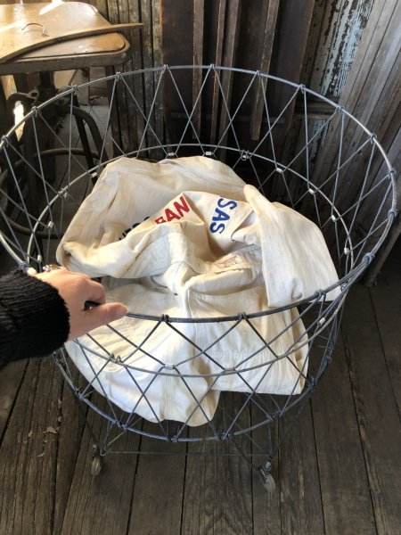 画像16: Vintage Metal Wire Folding Laundry Cart Basket on Wheels (A131)  (16)
