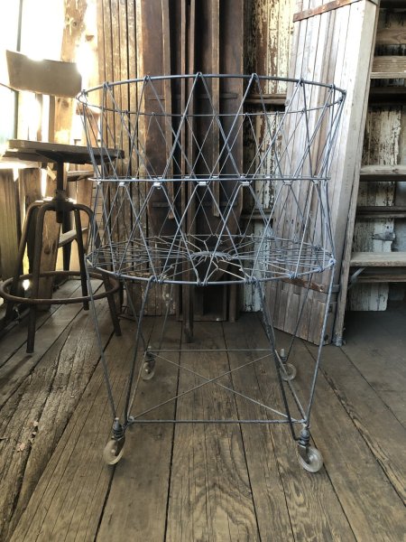 画像2: Vintage Metal Wire Folding Laundry Cart Basket on Wheels (A131)  (2)