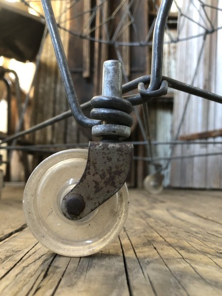 画像9: Vintage Metal Wire Folding Laundry Cart Basket on Wheels (A131)  (9)